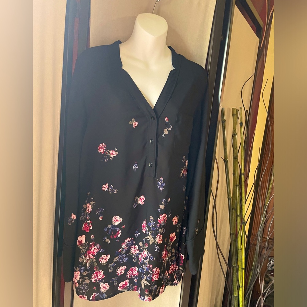 Lovely Black Blouse with Pink tiny flowers 🌺 flowing downwards. Size 16.